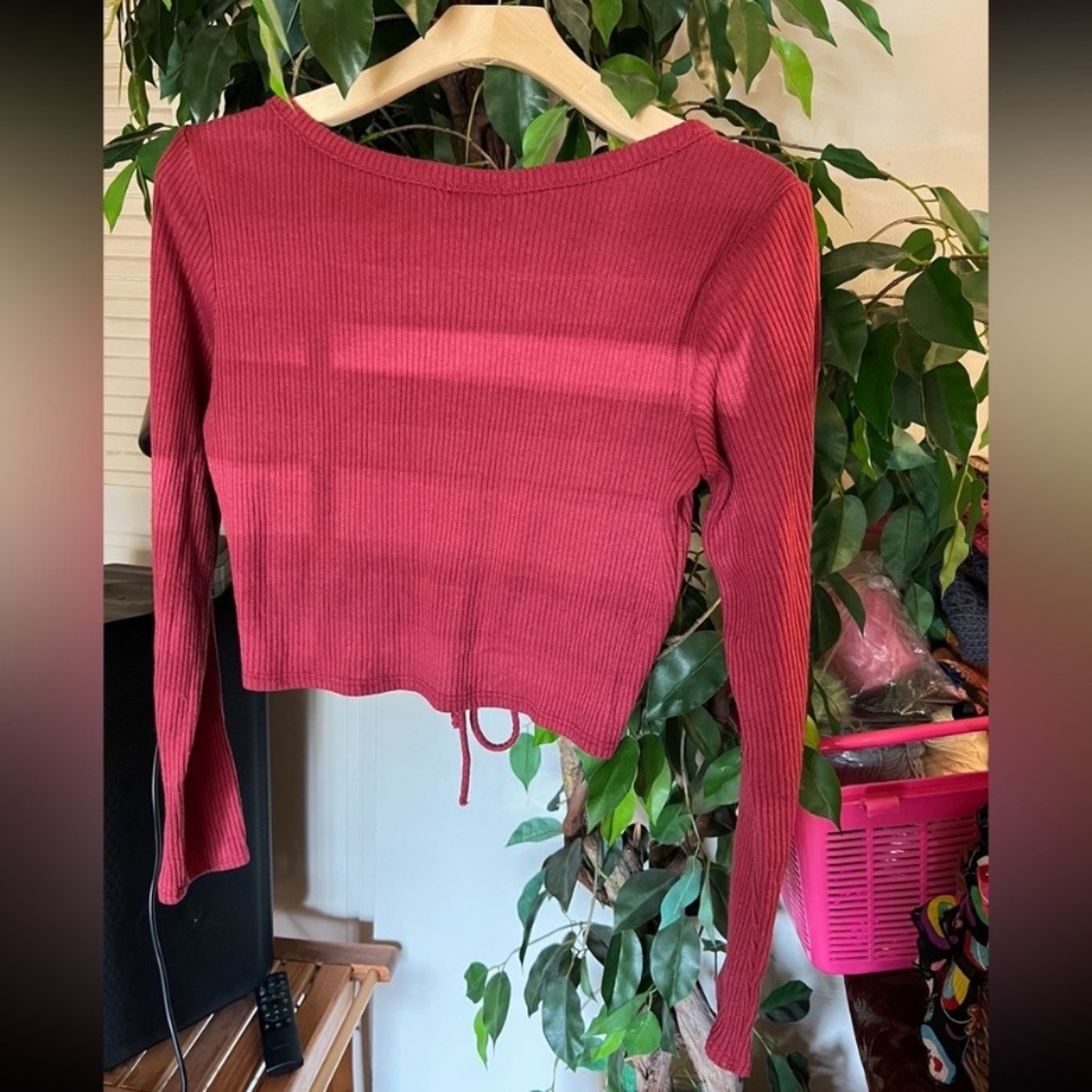 Red Ribbed V-Neck Ruched Top - Picture 3 of 3